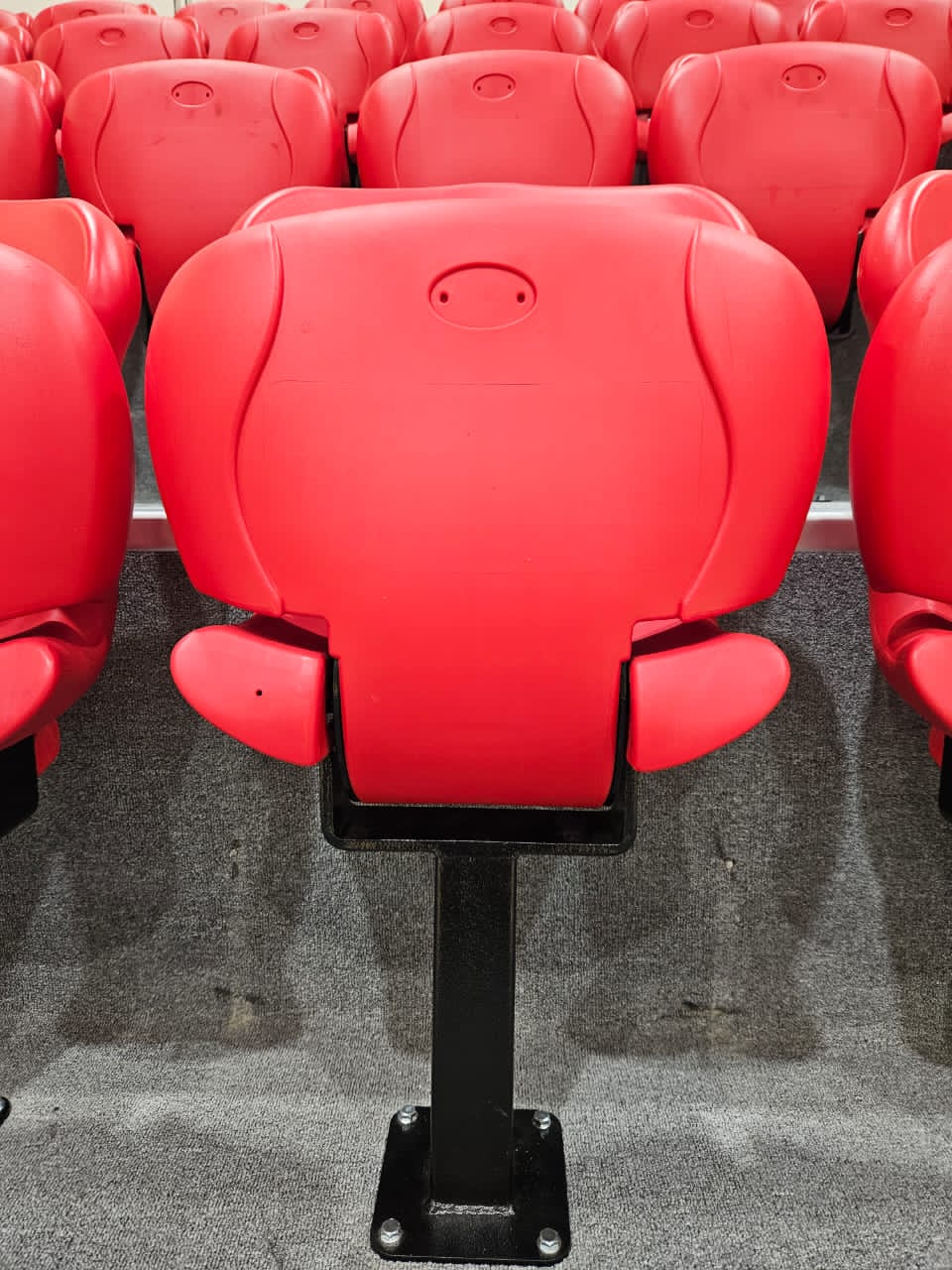 CLOSED STAIUM SEAT